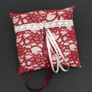057A Coussin d'alliances blanc avec dentelle bourgogne