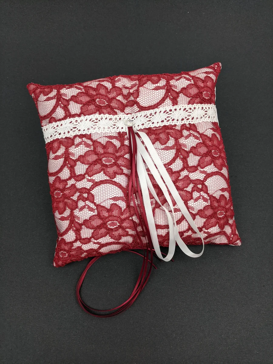 057A Coussin d'alliances blanc avec dentelle bourgogne