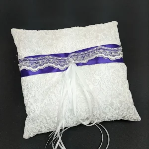 055A Coussin d'alliances en dentelle blanche avec ruban violet