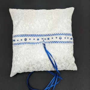 009A Coussin d'alliances en dentelle blanche avec accent royal