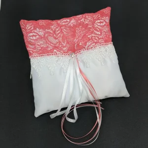 045A Coussin d'alliances blanc avec dentelle corail