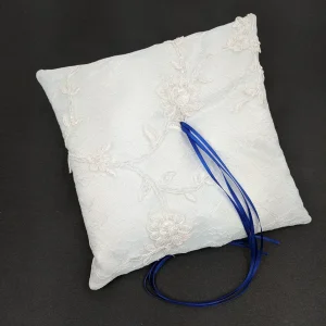 051A Coussin d'alliances dentelle blanche et accent royal