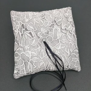 056A Coussin d'alliances en dentelle grise