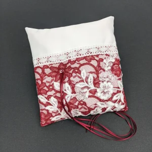 025A Coussin d'alliances blanc avec dentelle bourgogne