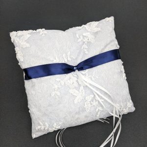 Coussin d'alliances dentelle bleu pâle et ruban marine