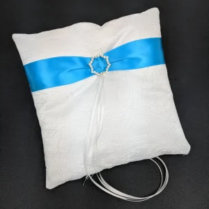 039A Coussin d'alliances blanc avec ruban bleu ciel