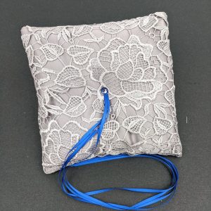 061C Coussin d'alliances en dentelle grise avec accent royal