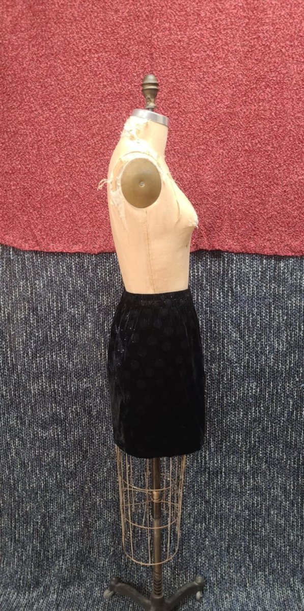 Mini-jupe velours à pois brillants – Image 3