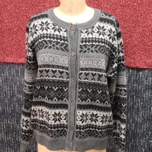 Cardigan noir et gris à motifs hivernaux