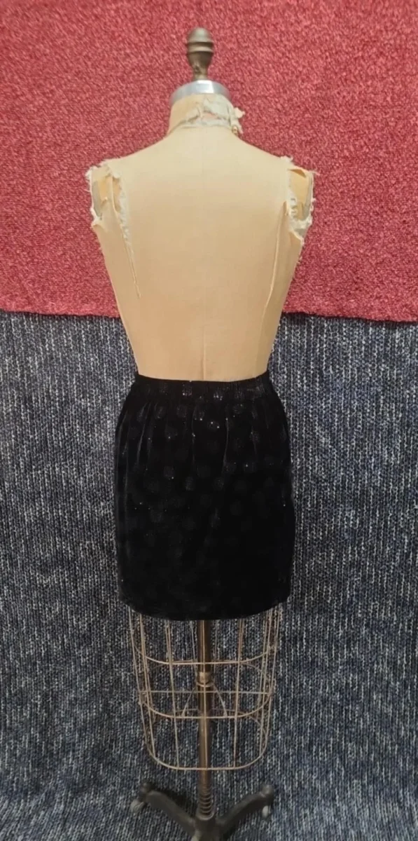 Mini-jupe velours à pois brillants – Image 4