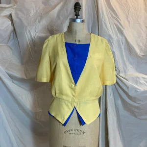 Blouse jaune et bleue