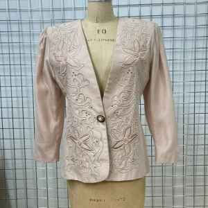 Veston orné rose pâle