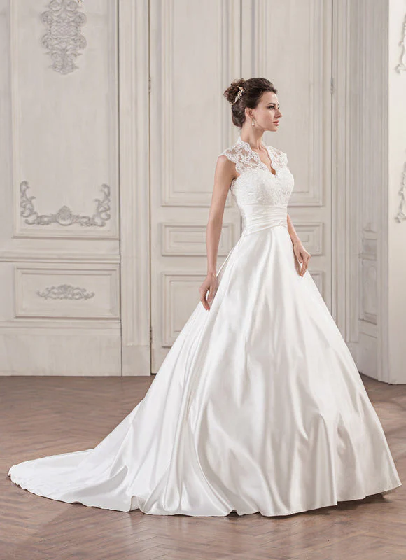 Robe Nuptiale Satinée Élégante Col V