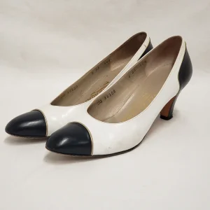 Chaussures à talons en cuir blanc et marine FERRAGAMO