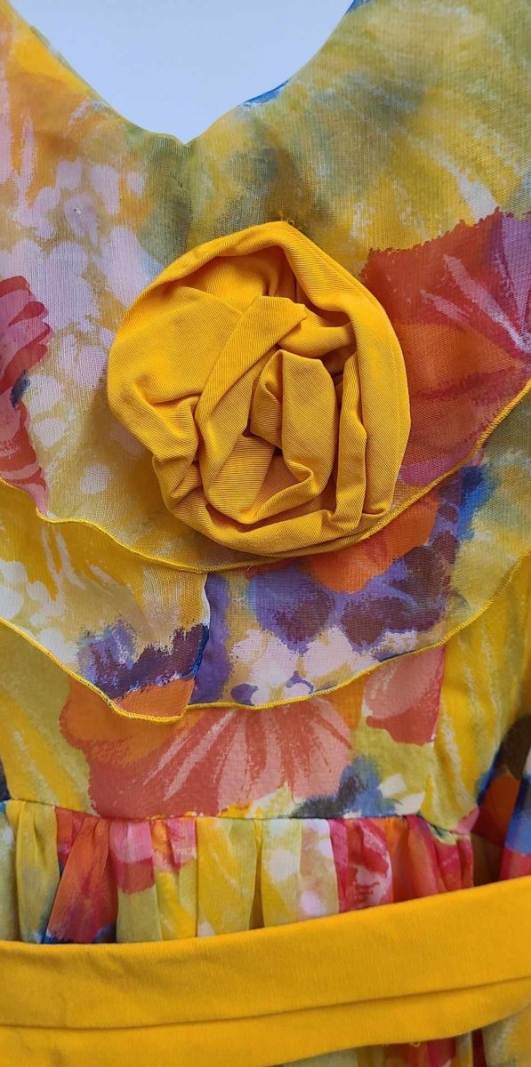 Robe cocktail jaune fleurie – Image 3