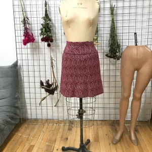 Jupe tailleur à motifs paisley framboise