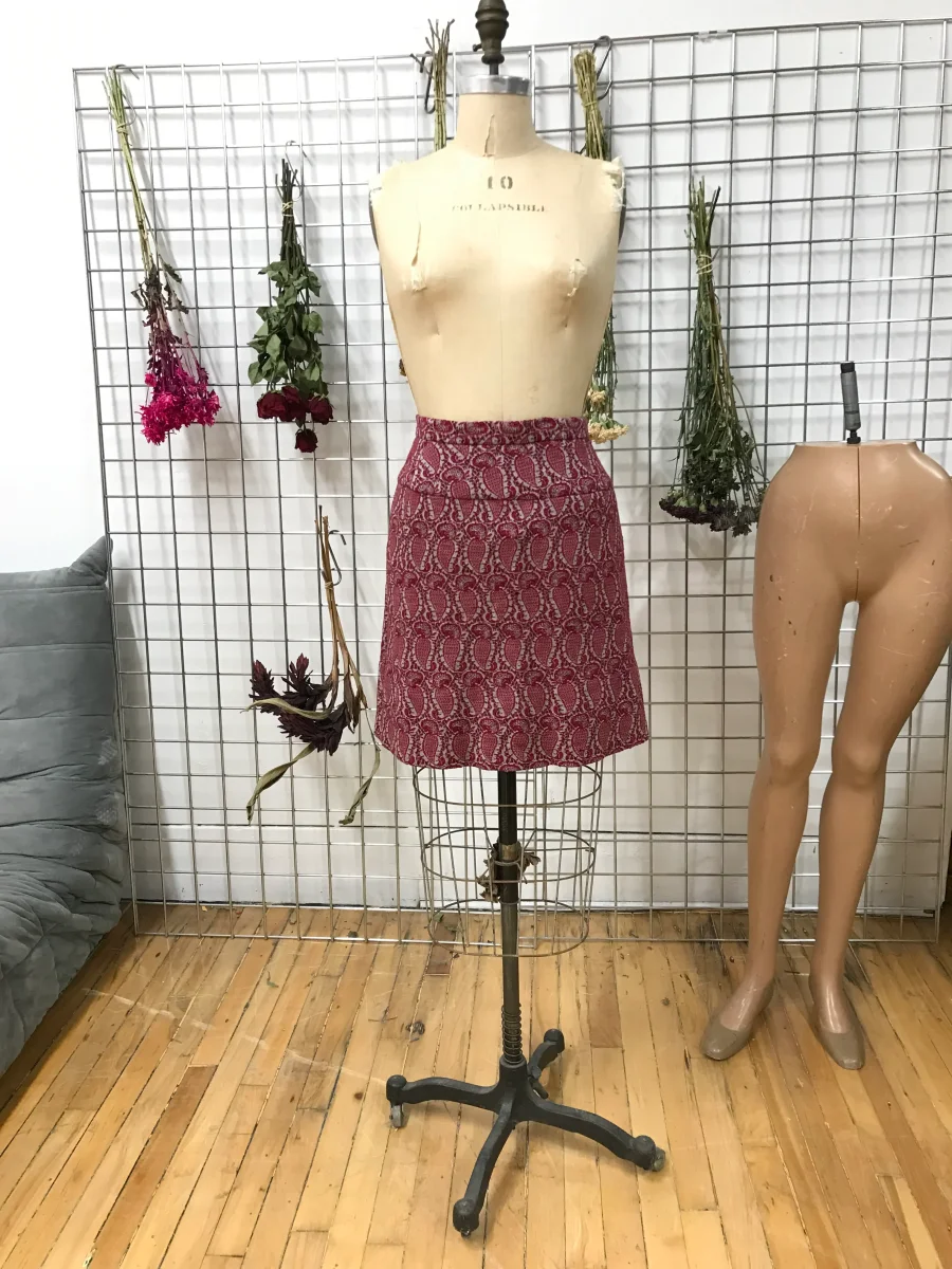 Jupe tailleur à motifs paisley framboise – Image 2