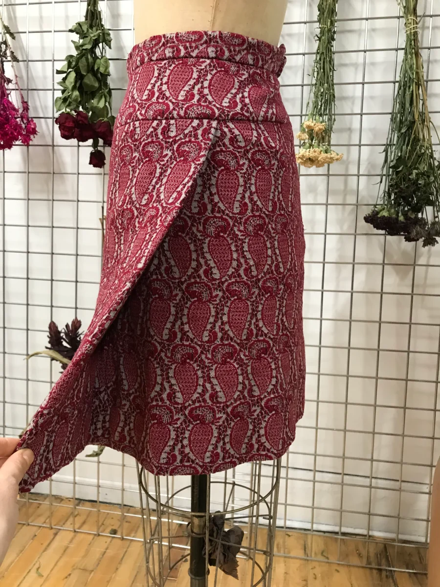Jupe tailleur à motifs paisley framboise – Image 4