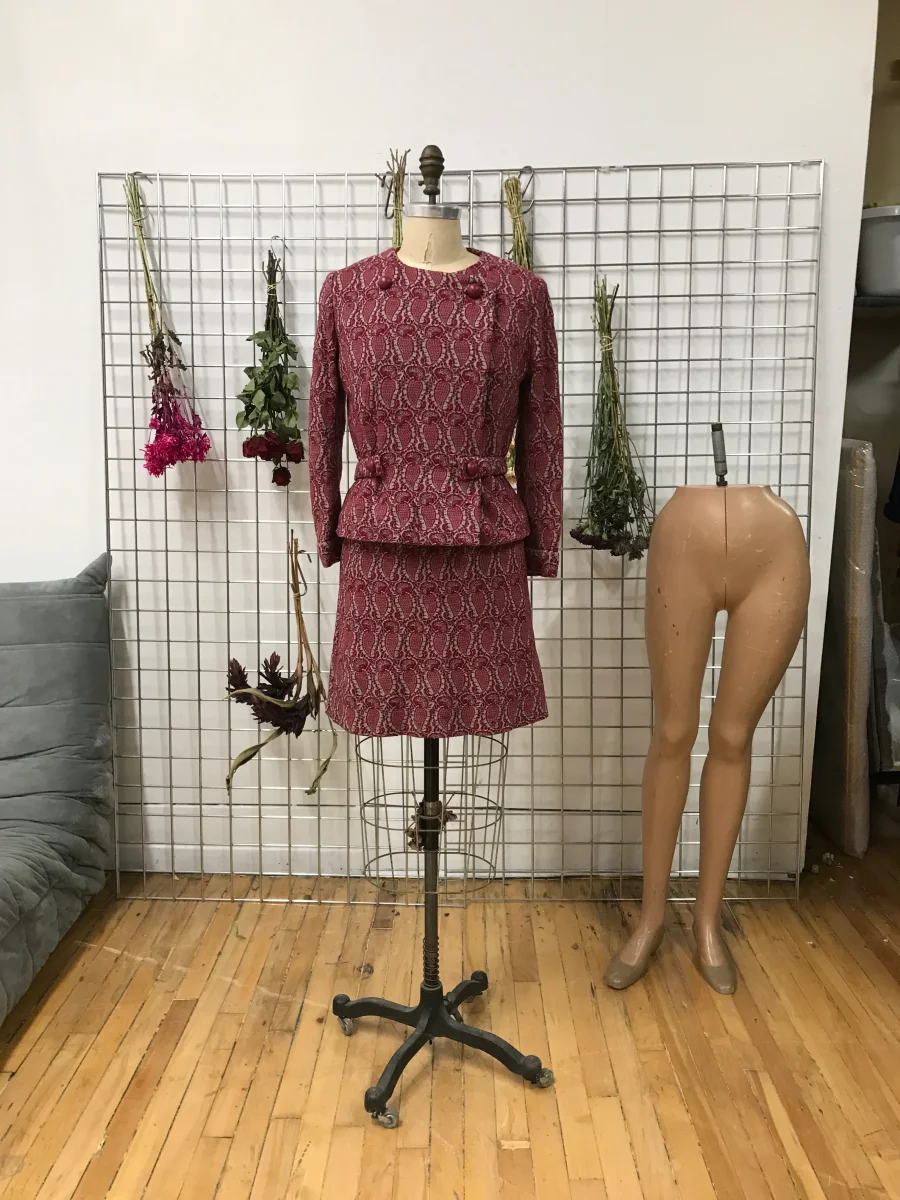 Jupe tailleur à motifs paisley framboise – Image 6