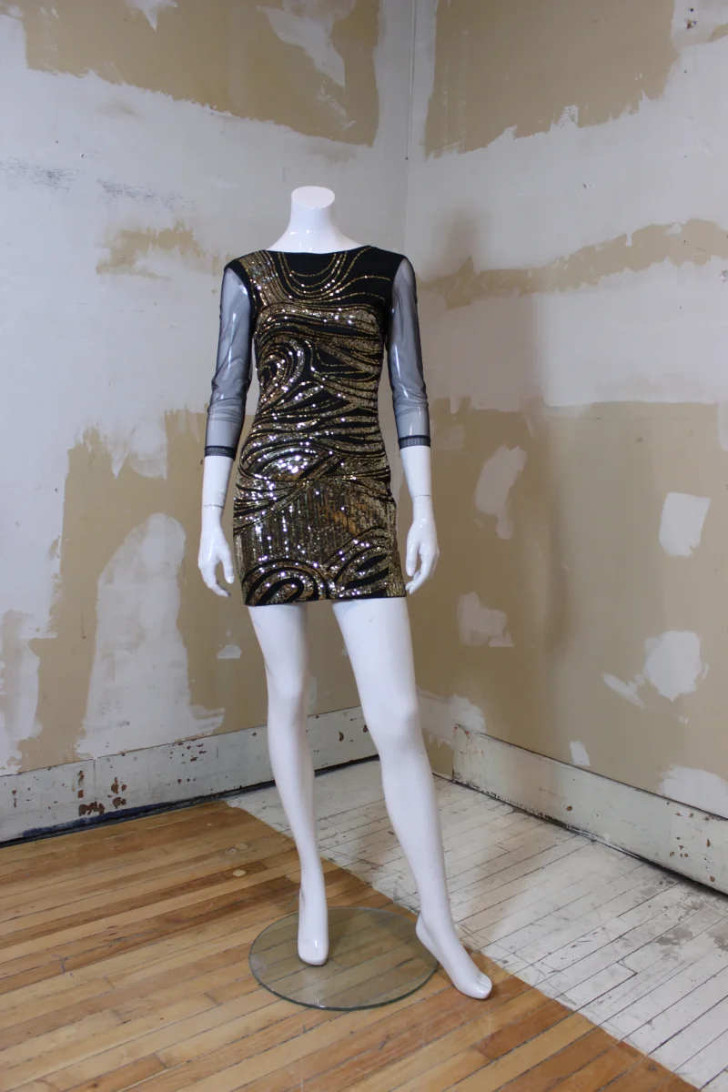 Robe noire à paillettes dorées