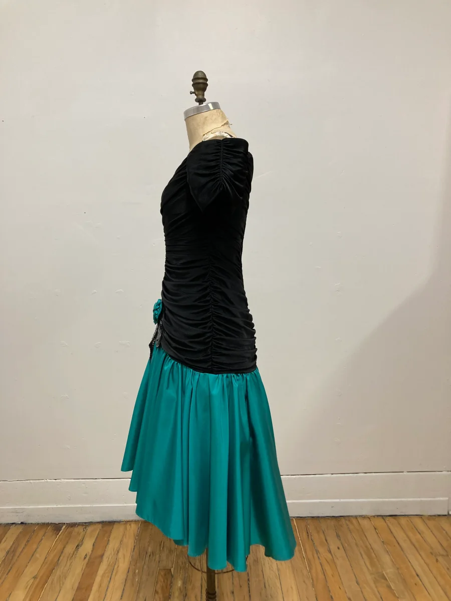Robe de soirée noire et turquoise – Image 3