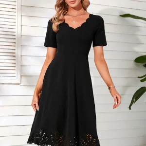 Robe Noire Chic À Boutons Élégants